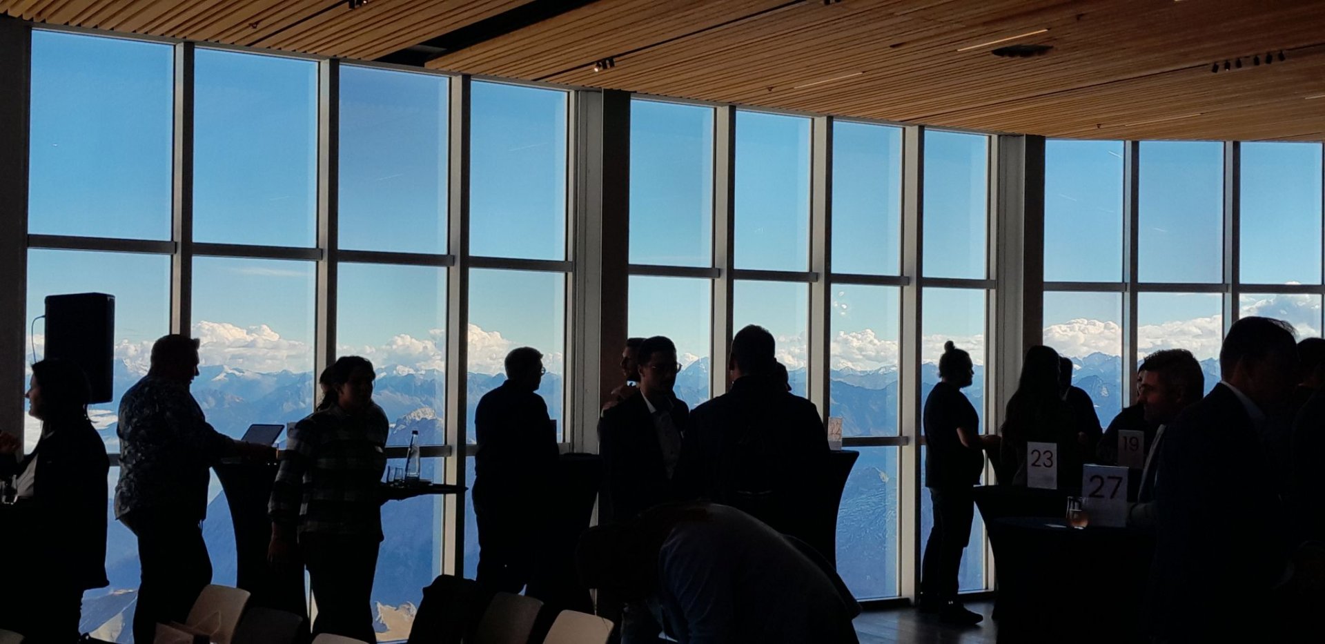 Erfolgreicher Wirtschaftsgipfel auf der Zugspitze: Perspektivenwechsel und grenzüberschreitendes Unternehmens-Speed-Dating setzen Impulse gegen den Fachkräftemangel