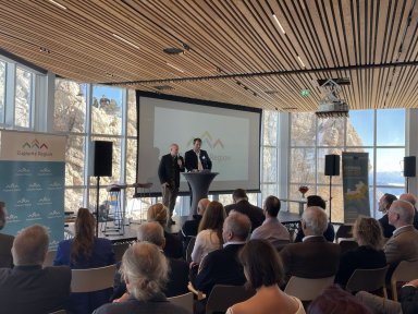 Erfolgreicher Wirtschaftsgipfel auf der Zugspitze: Perspektivenwechsel und grenzüberschreitendes Unternehmens-Speed-Dating setzen Impulse gegen den Fachkräftemangel @ Zugspitz Region GmbH