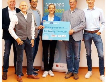 Kick-off für grenzüberschreitendes Projekt – Übergabe des Förderschecks durch den stellvertretenden Landrat